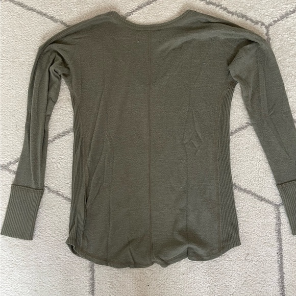 Abercrombie & Fitch Soft A&F Long Sleeve Green V-Neck - Picture 2 of 3